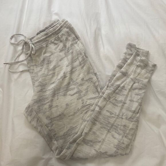 GAP Softspun Joggers Ivory Camo - Picture 2 of 6